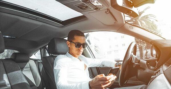 Lo que no puedes hacer al volante de tu coche
