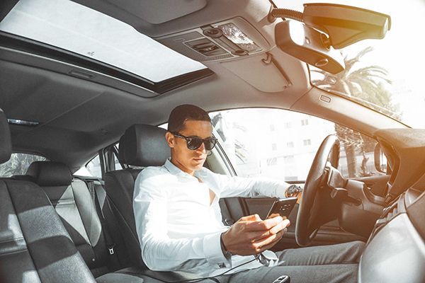 Lo que no puedes hacer al volante de tu coche