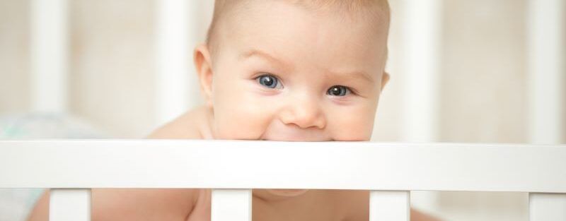 Cómo mantener a salvo en casa a los Bebés curiosos